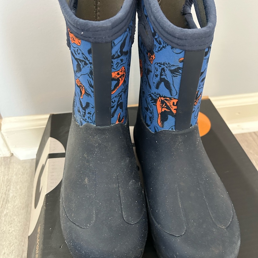 Kids BOGS boots size 4